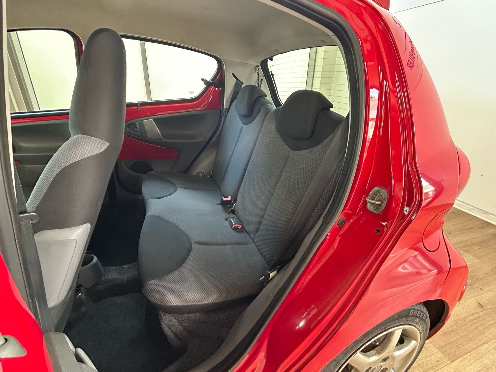 Rød Toyota Aygo fra 2006
