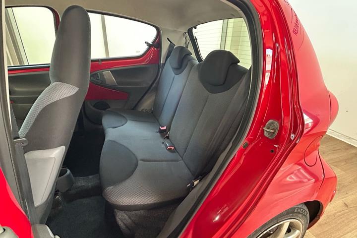 Rød Toyota Aygo fra 2006