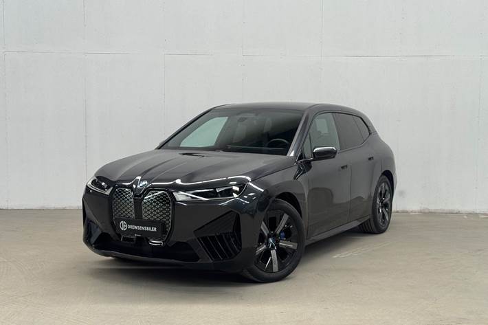 Grå BMW iX fra 2024