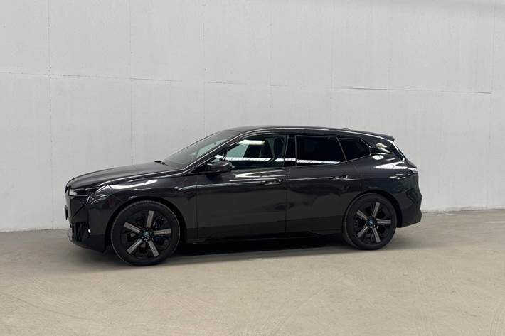 Grå BMW iX fra 2024