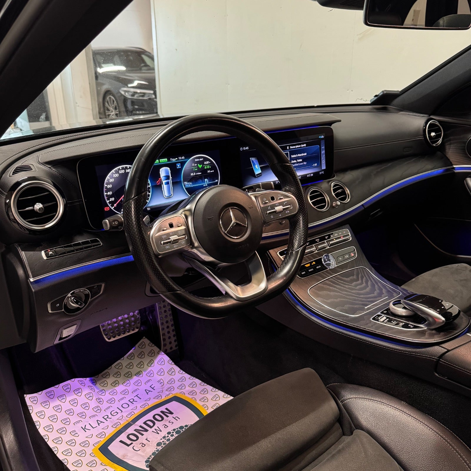 Sort Mercedes E300 de fra 2019