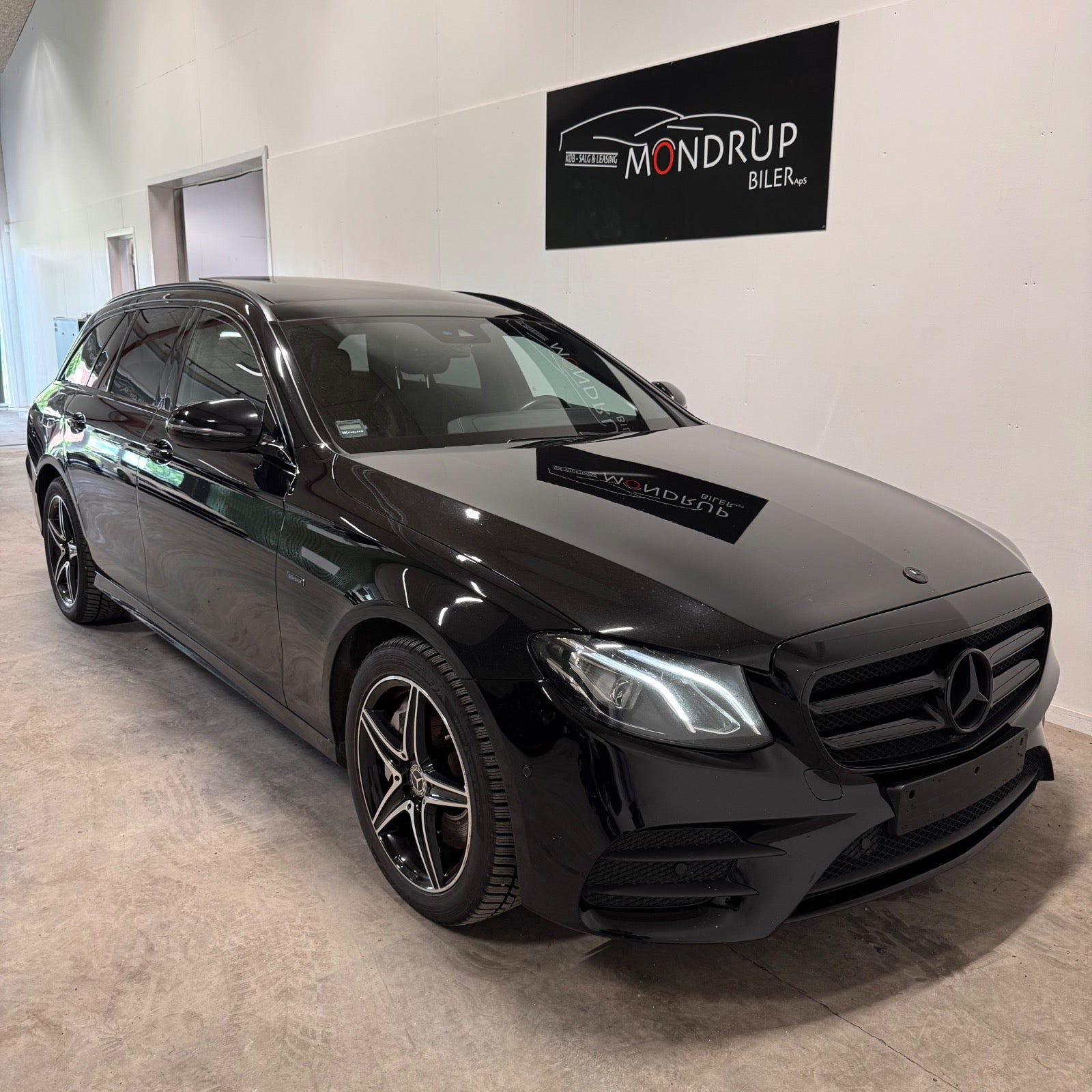 Sort Mercedes E300 de fra 2019