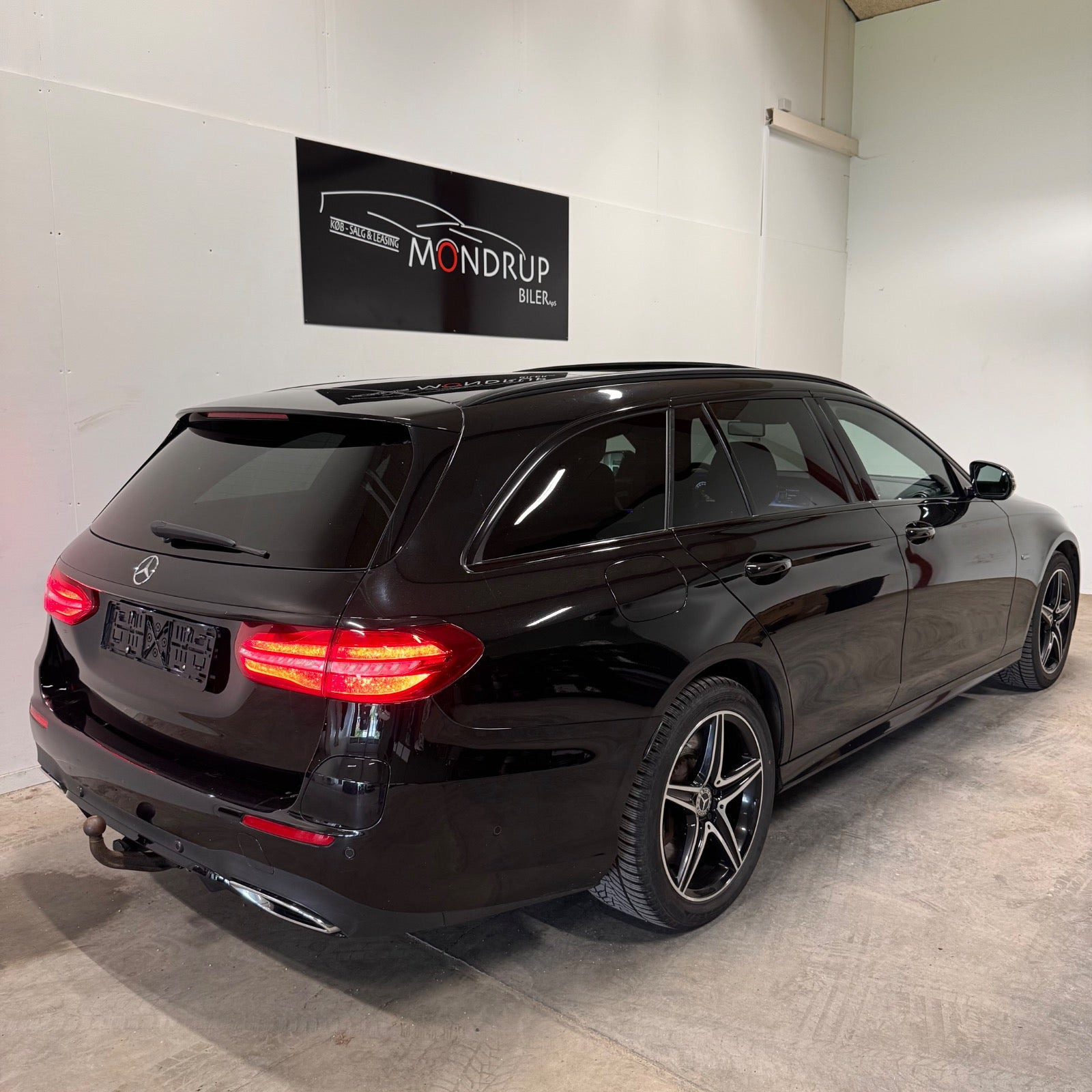 Sort Mercedes E300 de fra 2019
