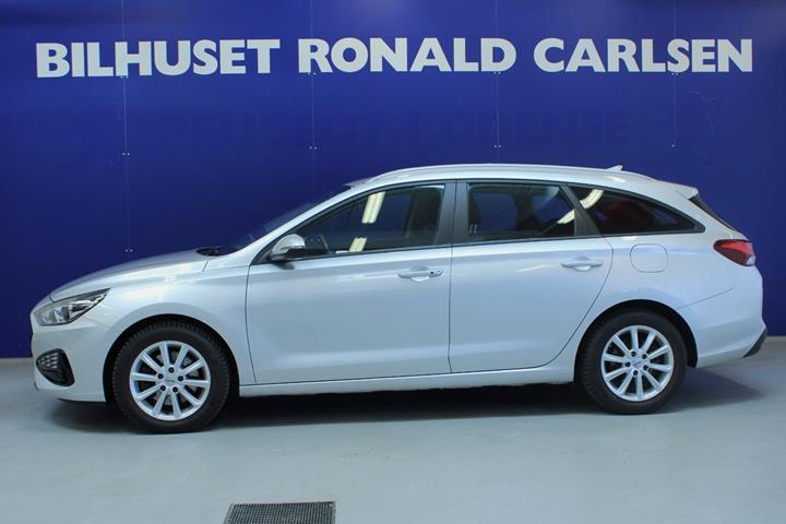 Sølv Hyundai i30 fra 2021