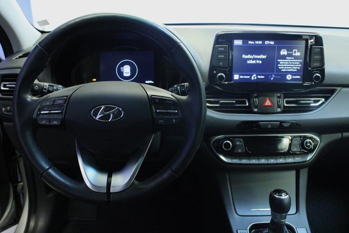 Sølv Hyundai i30 fra 2021