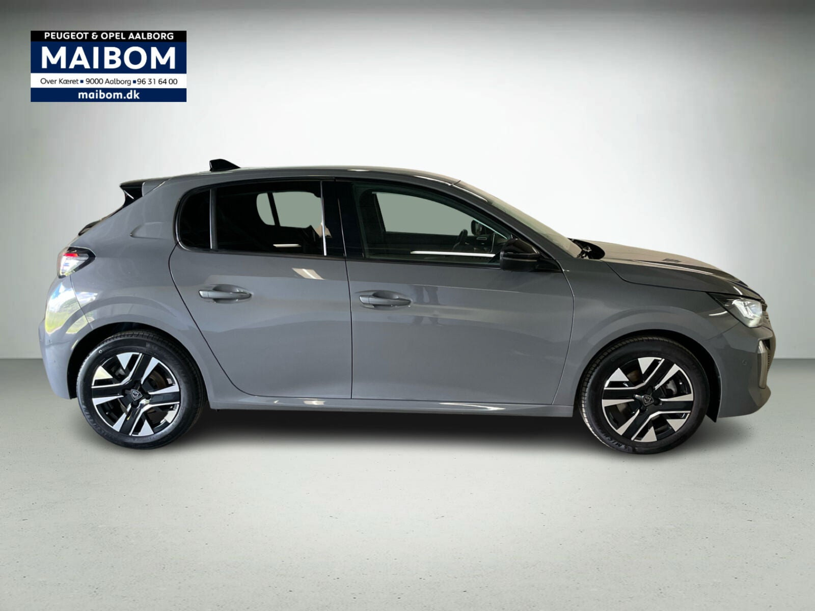 Grå Peugeot 208 fra 2024
