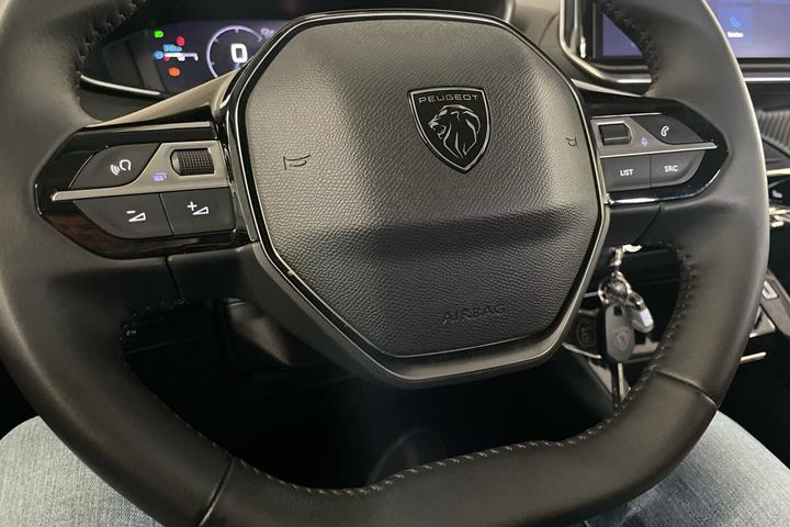 Grå Peugeot 208 fra 2024