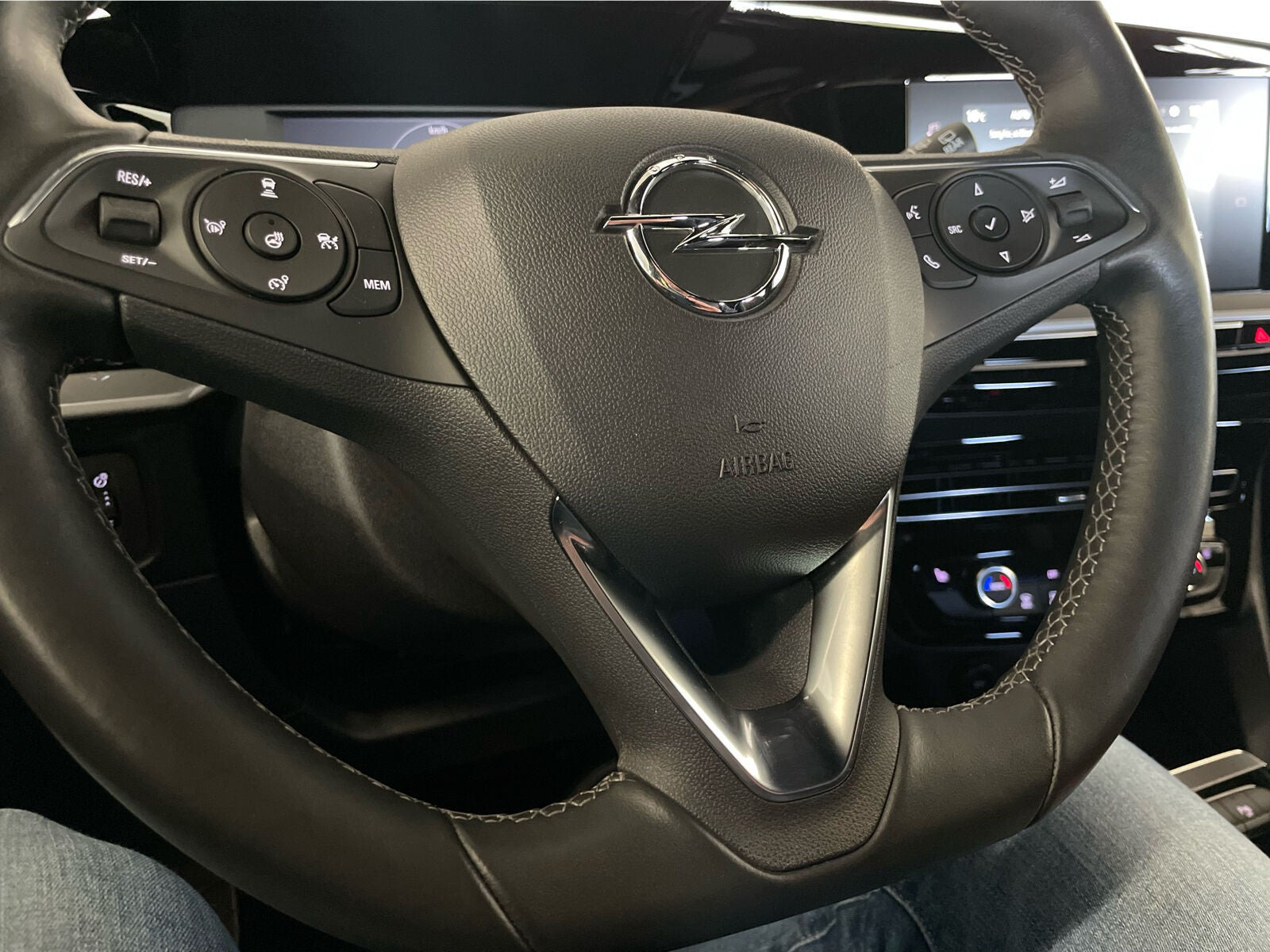 Grøn Opel Mokka-e fra 2023