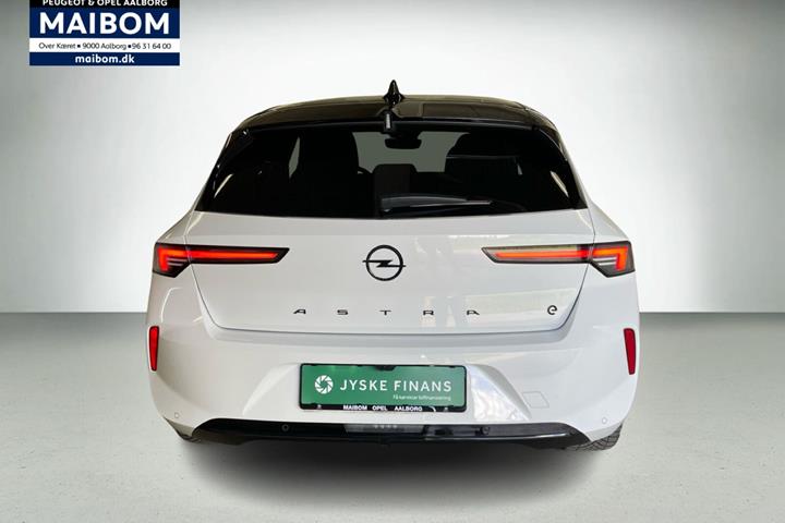 Hvid Opel Astra-e fra 2023