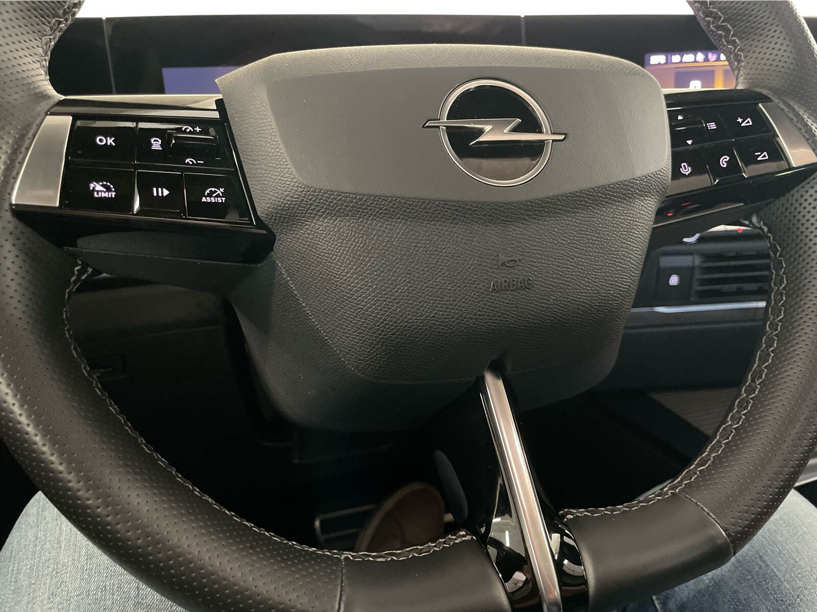 Hvid Opel Astra-e fra 2023