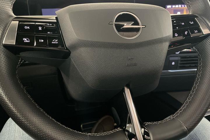 Hvid Opel Astra-e fra 2023