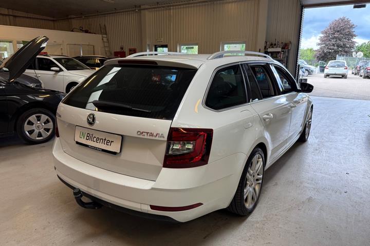 Hvid Skoda Octavia fra 2018