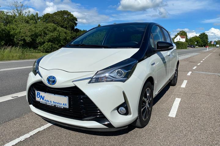 Hvid Toyota Yaris fra 2020 set udefra