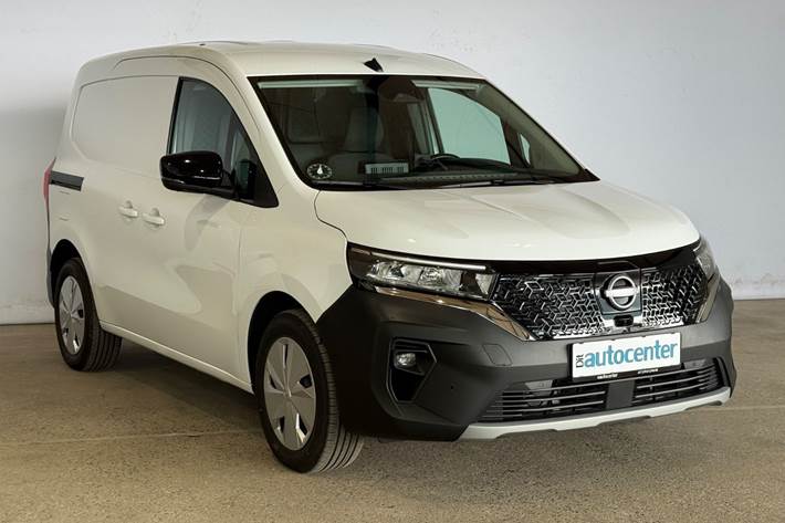 Hvid Nissan Townstar fra 2023 set udefra