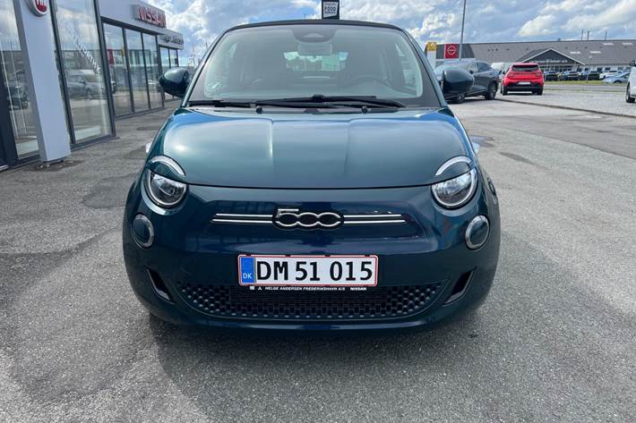 Blå Fiat 500e fra 2022