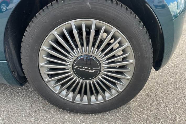 Blå Fiat 500e fra 2022