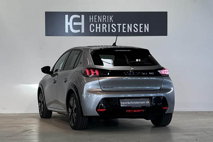Grå Peugeot e-208 fra 2023