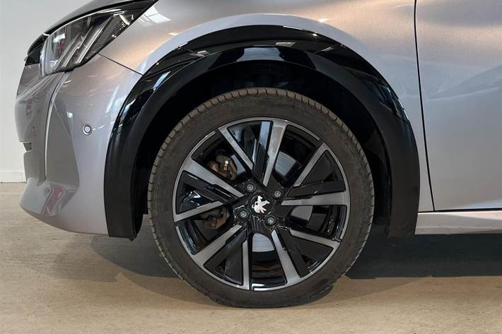 Grå Peugeot e-208 fra 2023