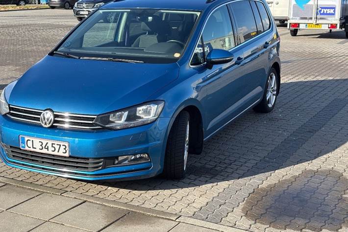 Blå VW Touran fra 2016