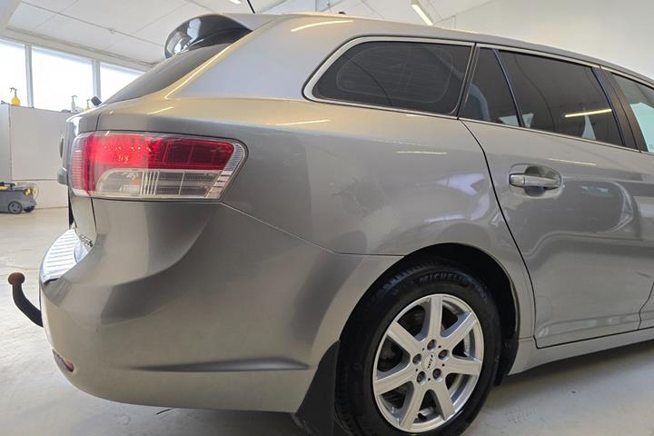 undefined Toyota Avensis fra 2010