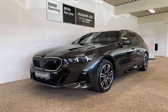 Grå BMW i5 fra 2025