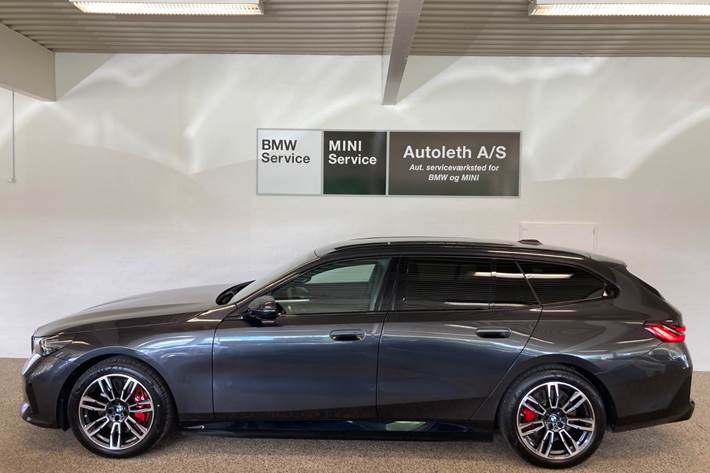 Grå BMW i5 fra 2025