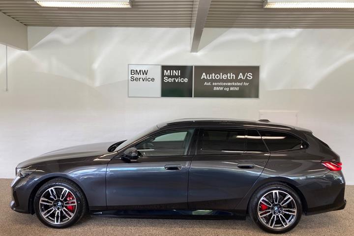 Grå BMW i5 fra 2025