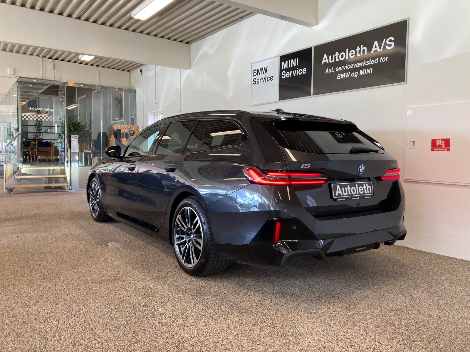Grå BMW i5 fra 2025