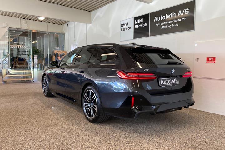 Grå BMW i5 fra 2025