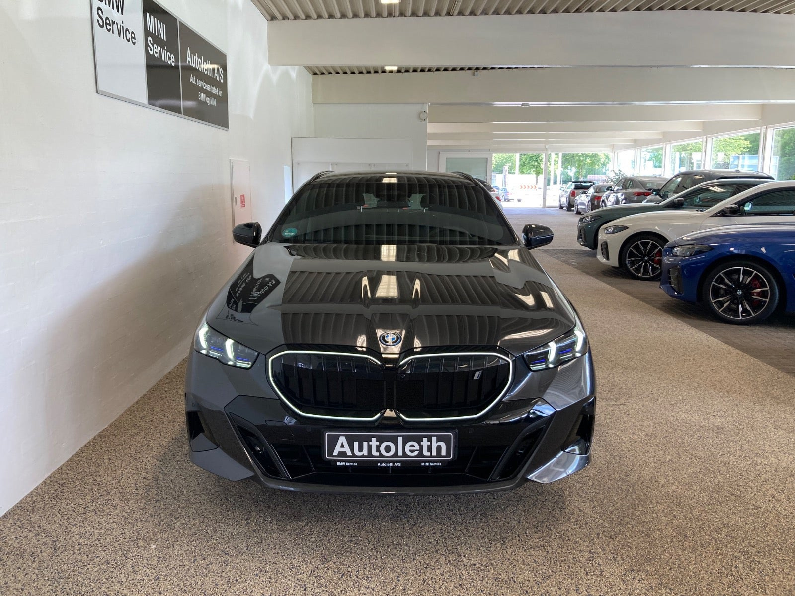 Grå BMW i5 fra 2025