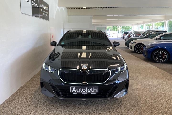 Grå BMW i5 fra 2025