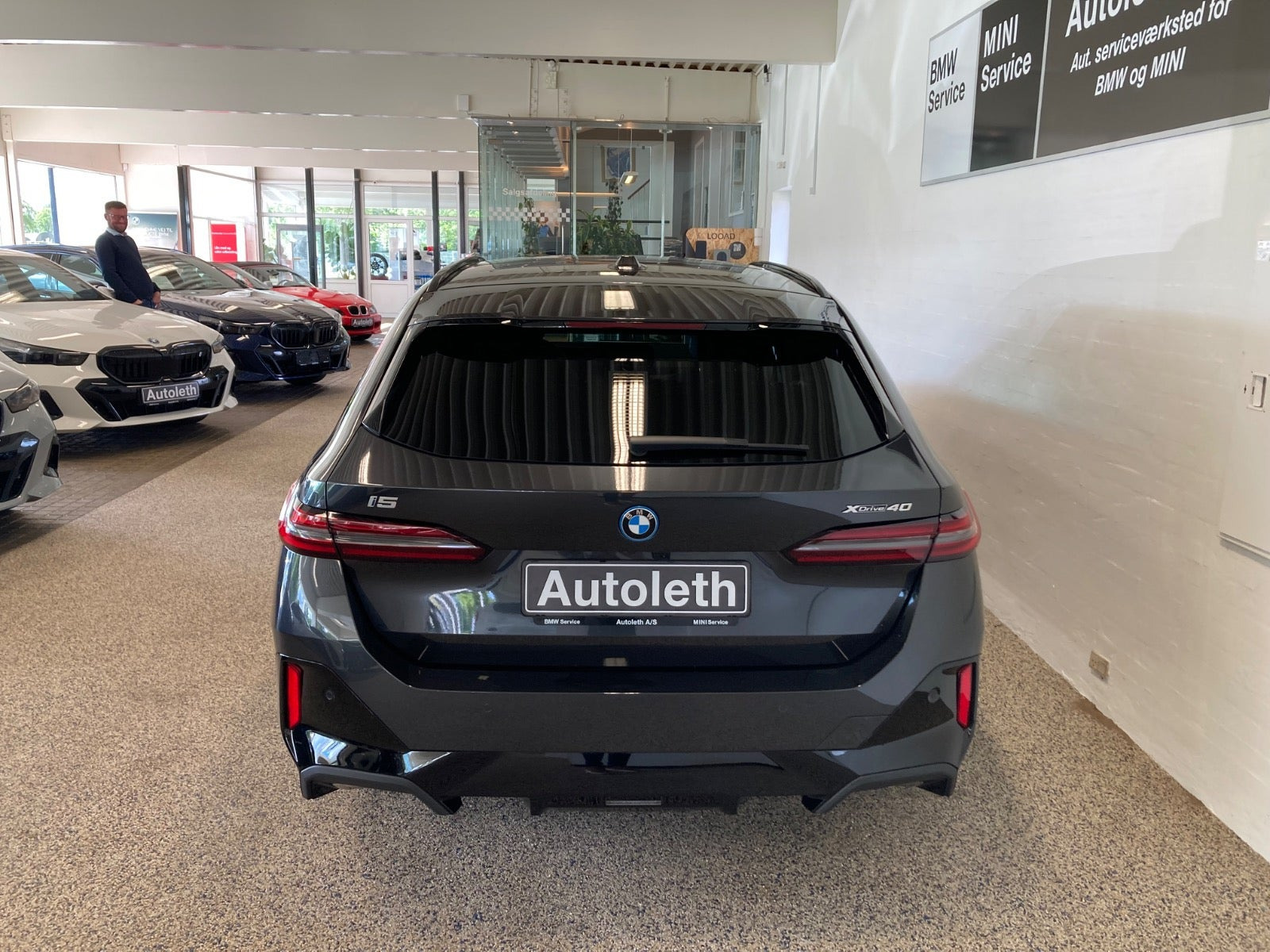 Grå BMW i5 fra 2025