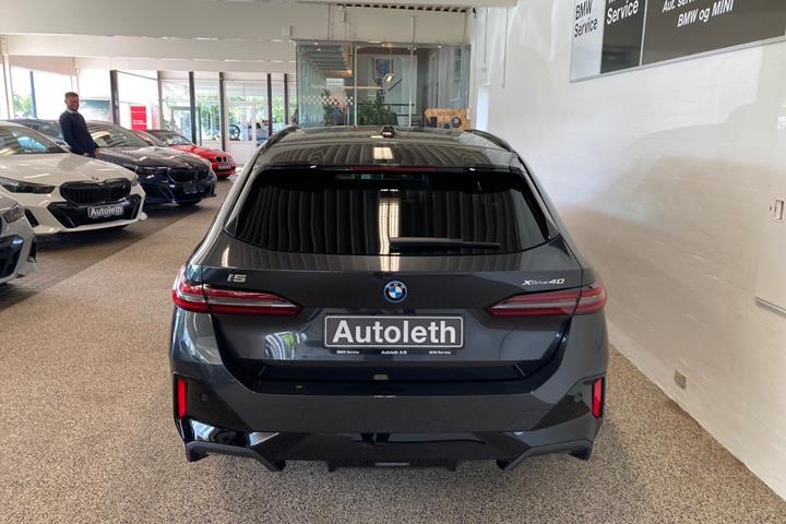 Grå BMW i5 fra 2025