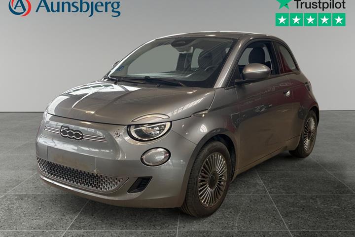 Sølv Fiat 500e fra 2022 set udefra