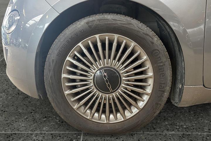 Sølv Fiat 500e fra 2022