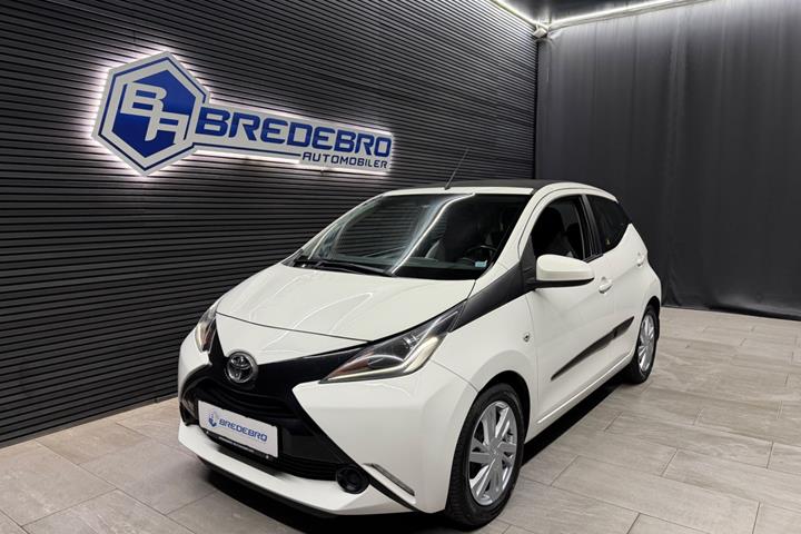 Hvid Toyota Aygo fra 2015 set udefra