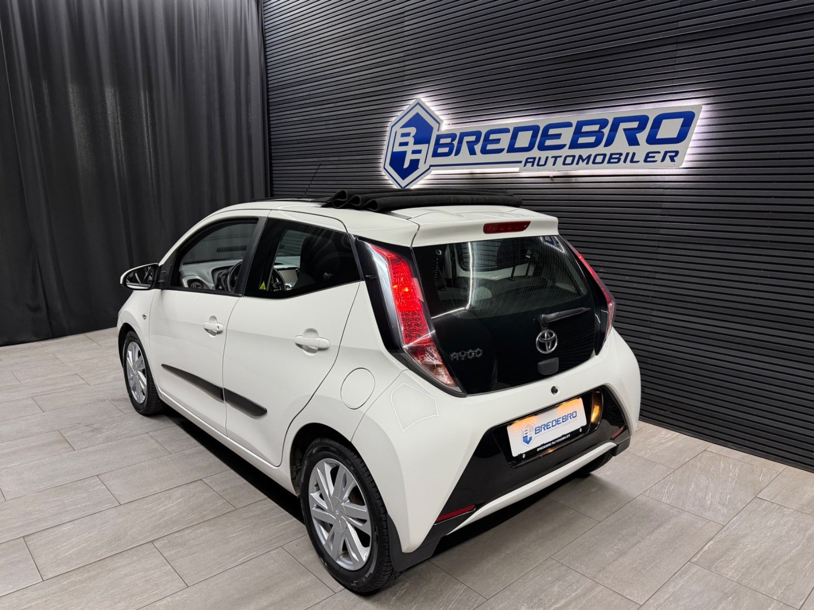 Hvid Toyota Aygo fra 2015