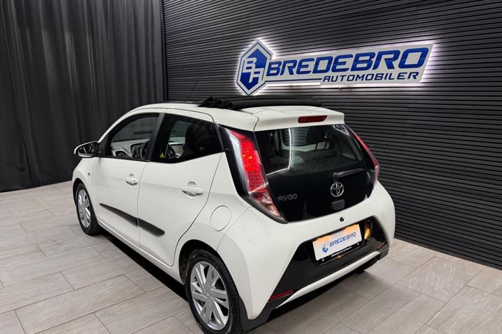 Hvid Toyota Aygo fra 2015