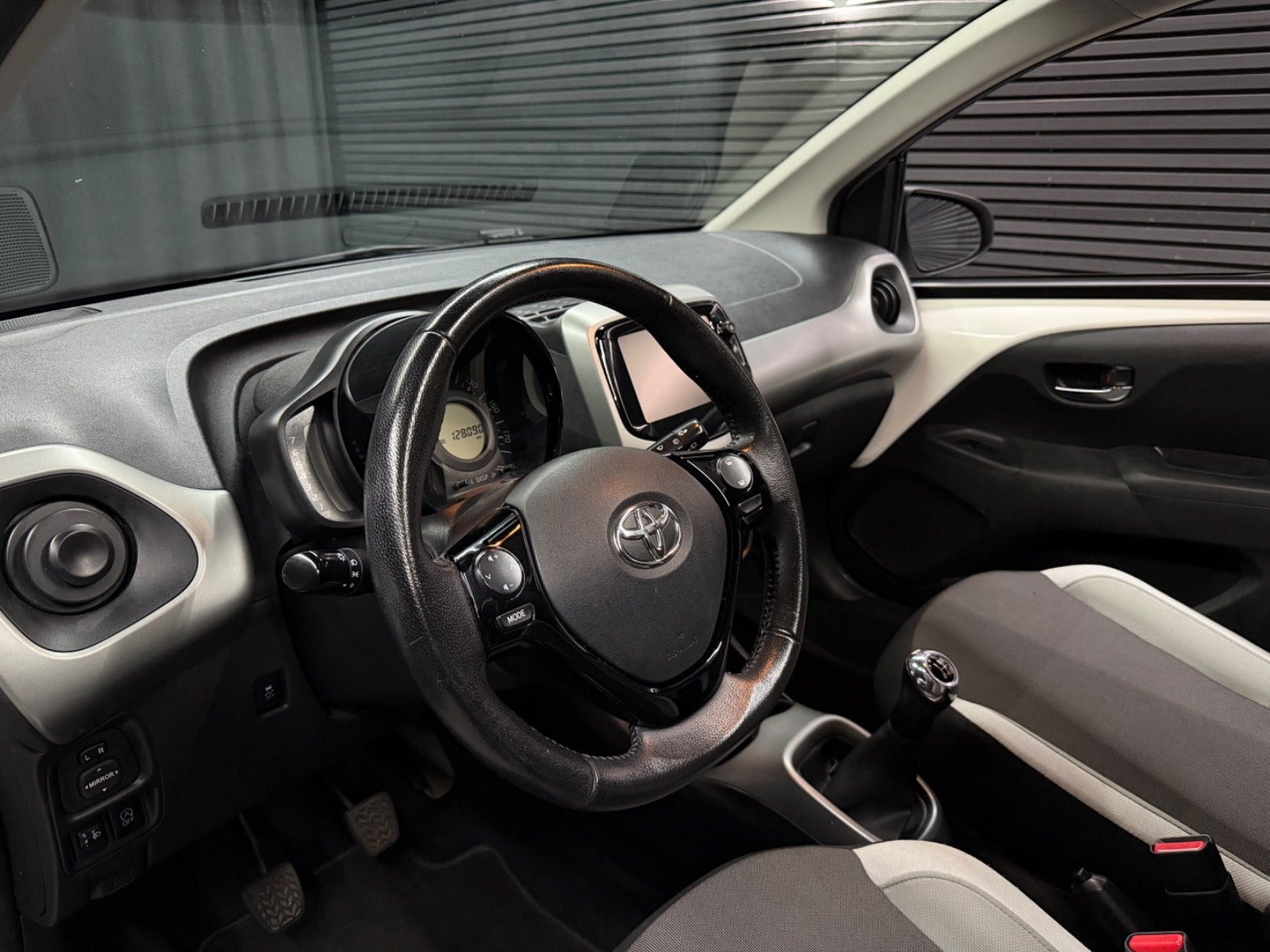 Hvid Toyota Aygo fra 2015