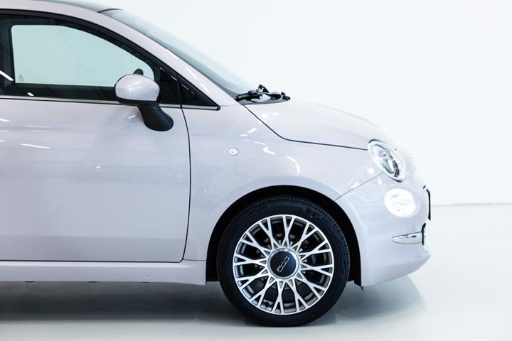 Grå Fiat 500 fra 2020