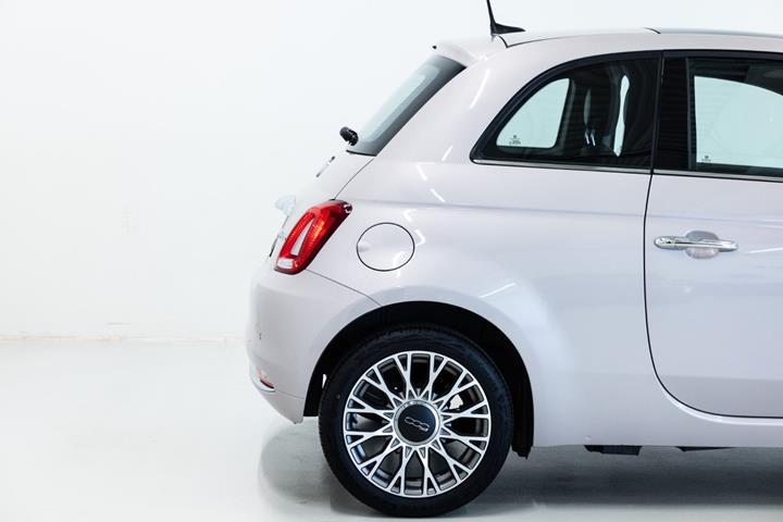 Grå Fiat 500 fra 2020