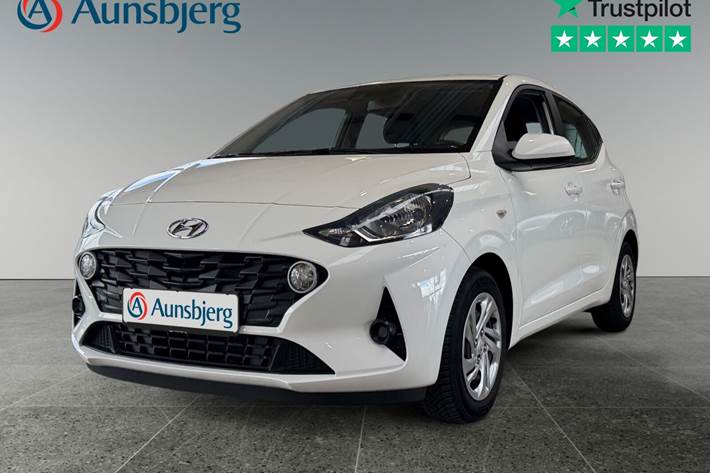 Hvid Hyundai i10 fra 2023 set udefra