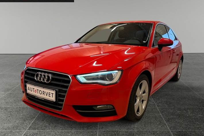 Rød Audi A3 fra 2013 set udefra