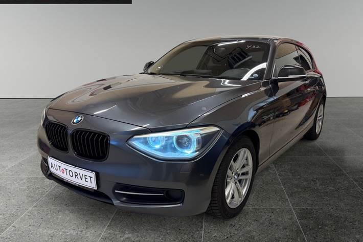Grå BMW 118d fra 2013 set udefra