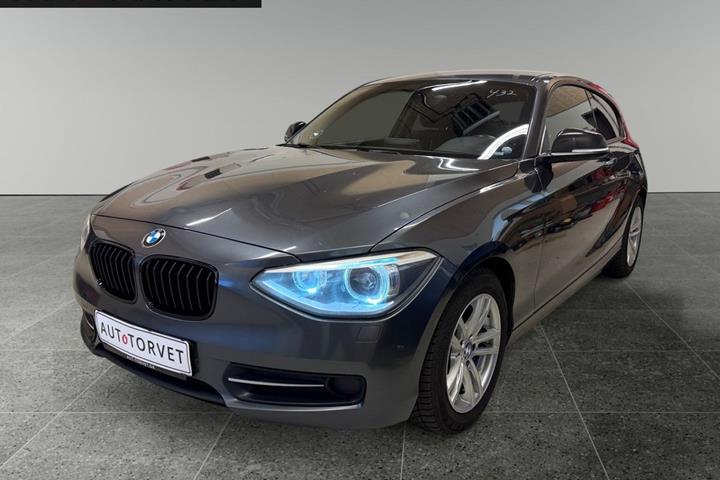 Grå BMW 118d fra 2013 set udefra