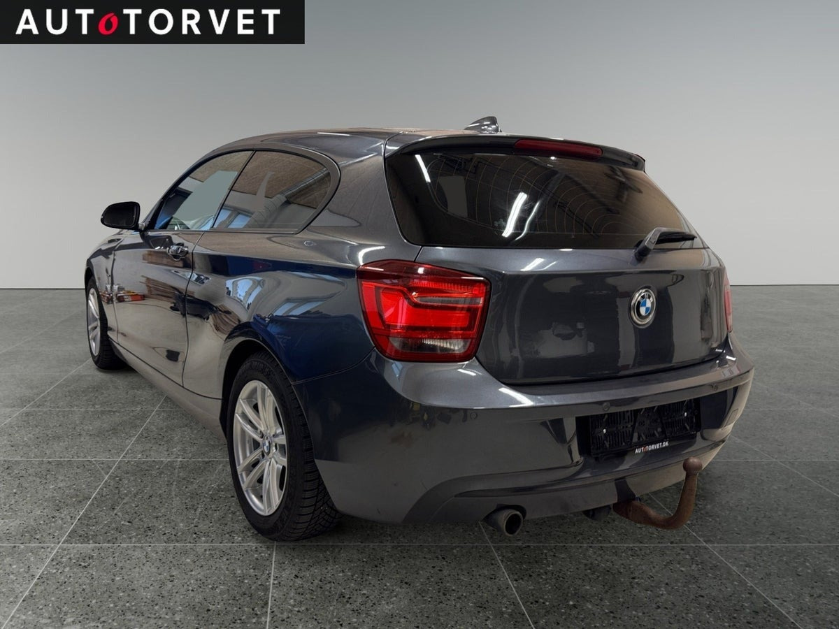 Grå BMW 118d fra 2013