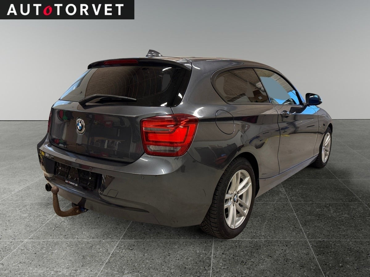 Grå BMW 118d fra 2013