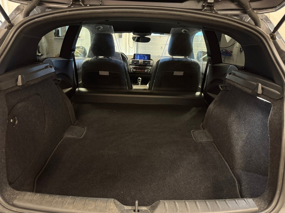 Grå BMW 118d fra 2013