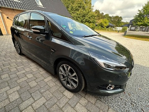 Grøn Ford S-MAX fra 2019