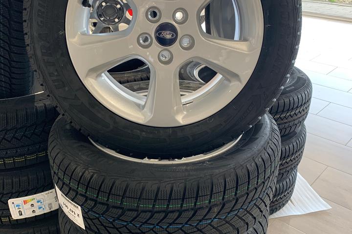 Grøn Ford S-MAX fra 2019